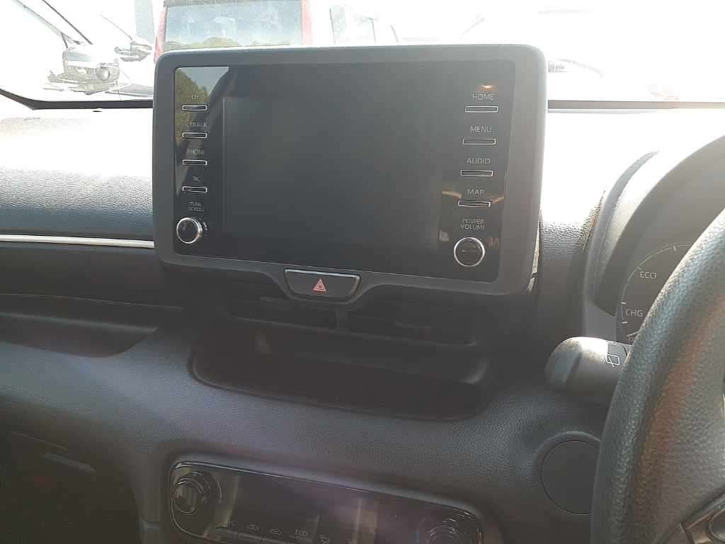 2021 Toyota Yaris ハイブリッドX auction photo 12