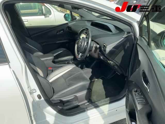 2020 Toyota Prius PHEV S GR Sport auction photo 4