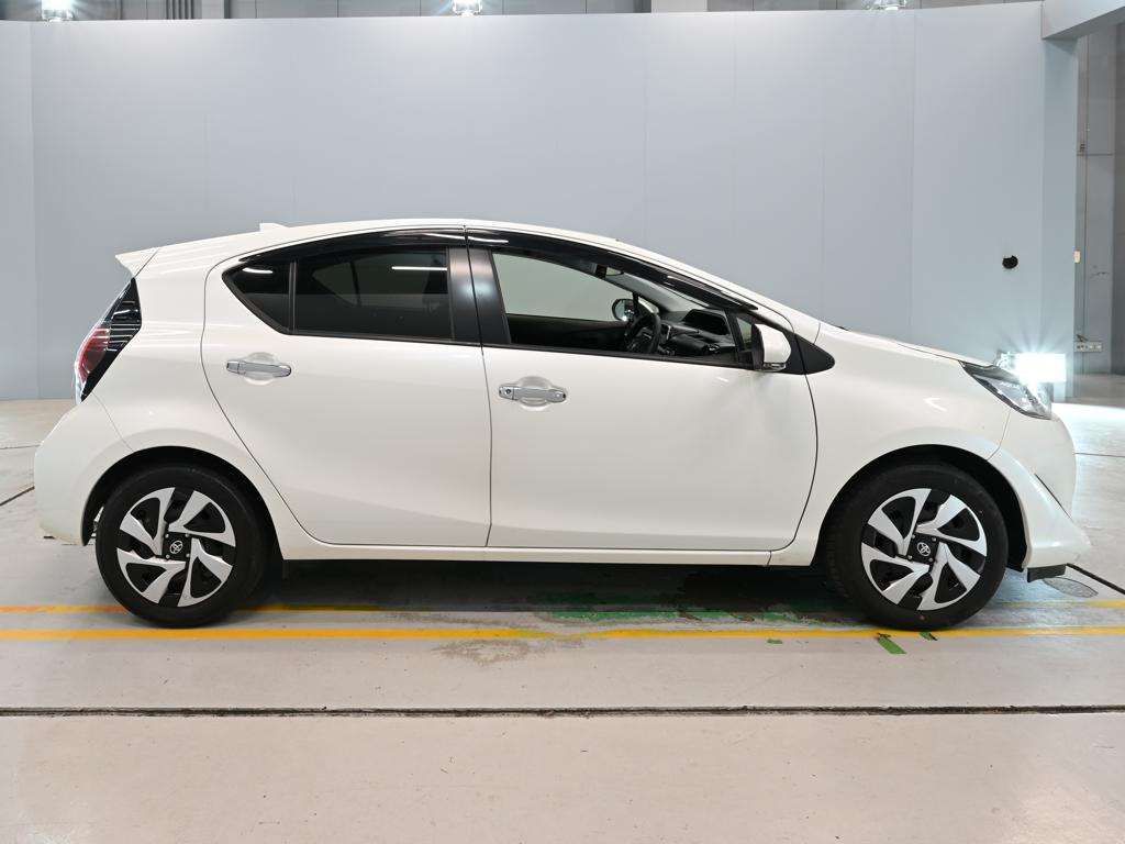 2021 Toyota Aqua S Style Black TSS auction photo 3