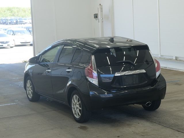 2016 Toyota Aqua S auction photo 2