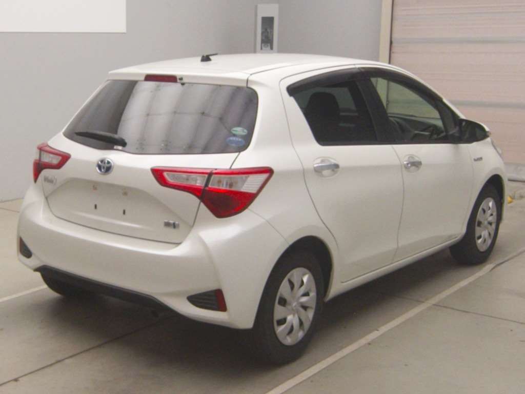 2018 Toyota Vitz ハイブリッドF セーフティーED auction photo 2
