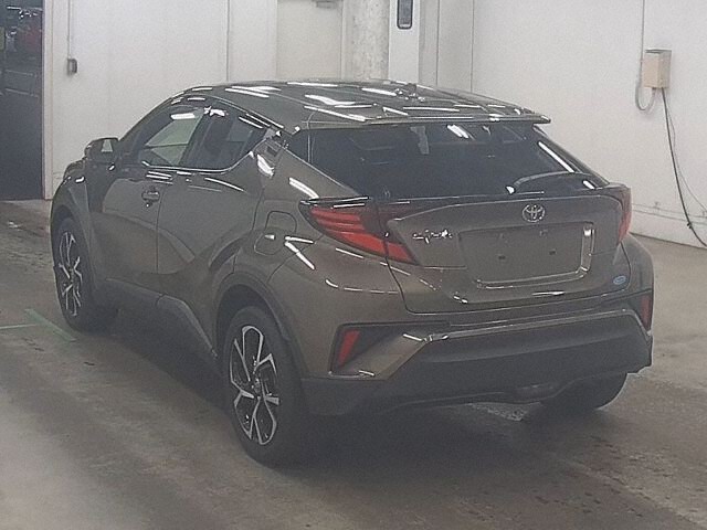 2022 Toyota C-HR G-T 4WD auction photo 2