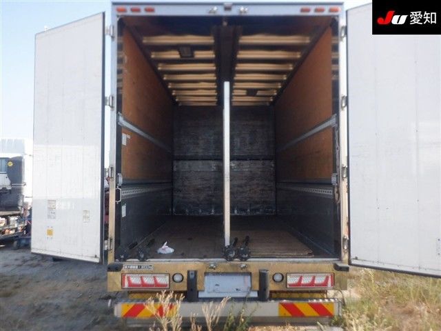 2017 Isuzu Giga auction photo 4