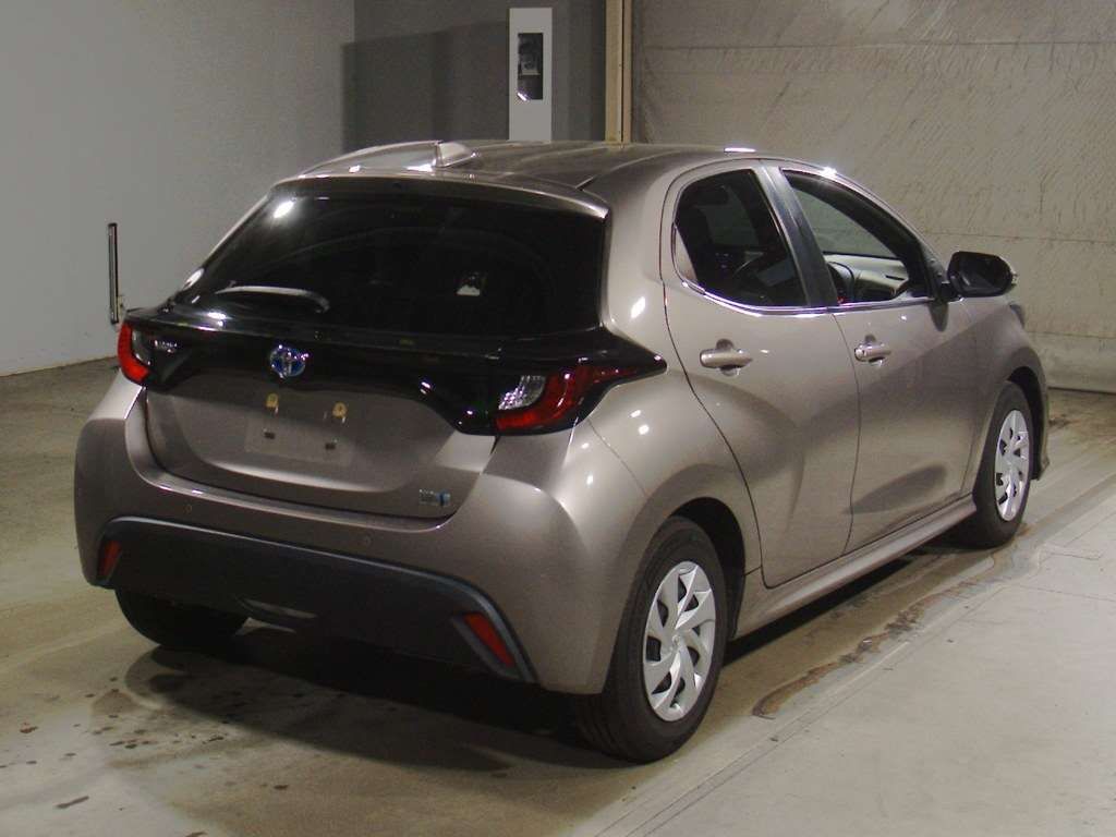 2021 Toyota Yaris ハイブリッドX auction photo 2