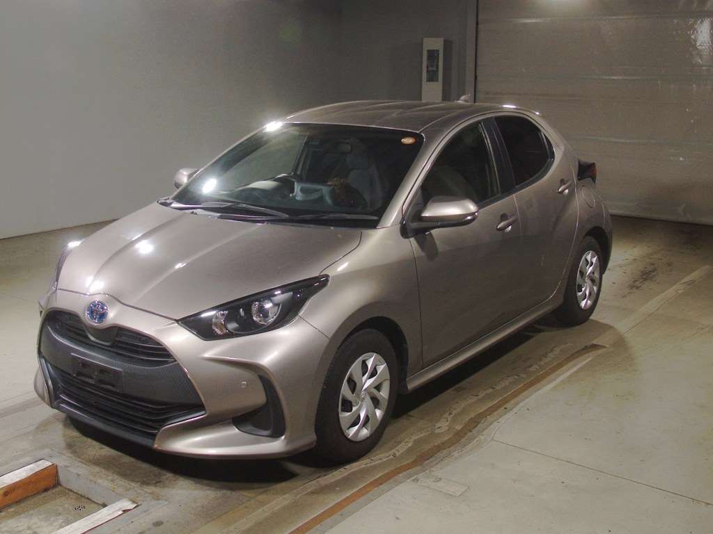 Japan Auction Vehicles 4 2021 Toyota Yaris ハイブリッドX auction photo