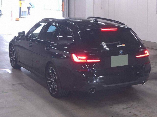 2022 BMW 3 Series 320DXDRツリMスポ 4WD auction photo 2