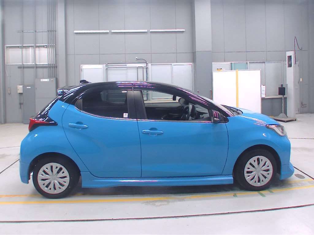 2021 Toyota Yaris ハイブリッドZ auction photo 3