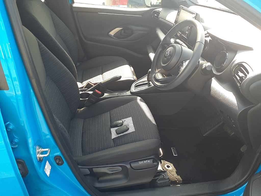 2021 Toyota Yaris ハイブリッドZ auction photo 8