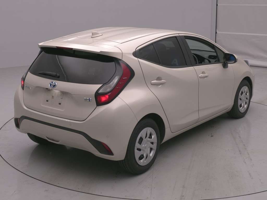 2022 Toyota Aqua X auction photo 2