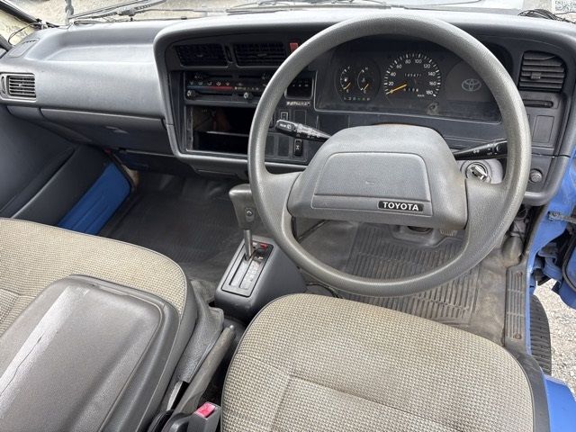 1994 Toyota Hiace 4WD キャンピングシャ auction photo 4