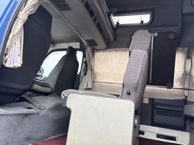 1994 Toyota Hiace 4WD キャンピングシャ auction photo 10