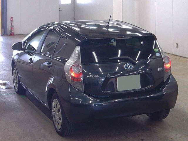 2014 Toyota Aqua S auction photo 2
