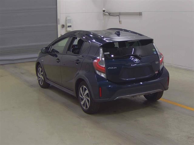 2017 Toyota Aqua Crossover auction photo 2