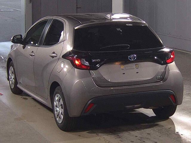 2021 Toyota Yaris ハイブリッドX auction photo 2