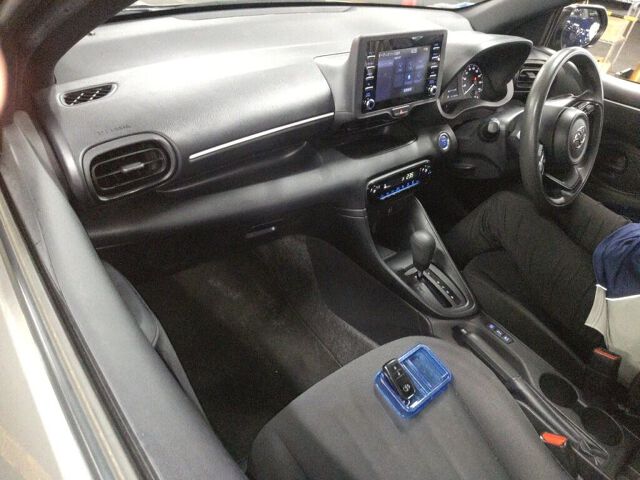 2021 Toyota Yaris ハイブリッドX auction photo 3