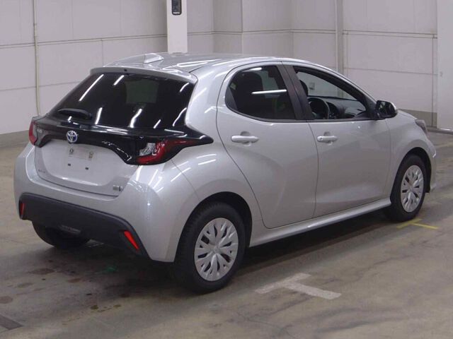 2022 Toyota Yaris ハイブリッドX 4WD auction photo 5