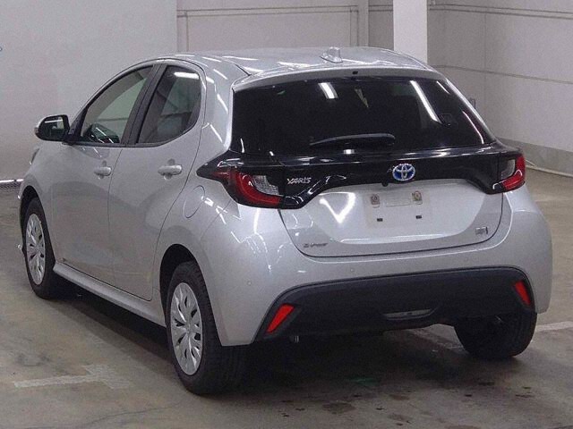 2022 Toyota Yaris ハイブリッドX 4WD auction photo 2