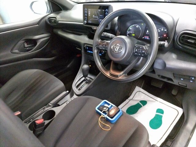 2022 Toyota Yaris ハイブリッドX 4WD auction photo 3