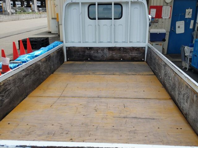 2017 Mitsubishi Fuso Canter 4WD auction photo 6