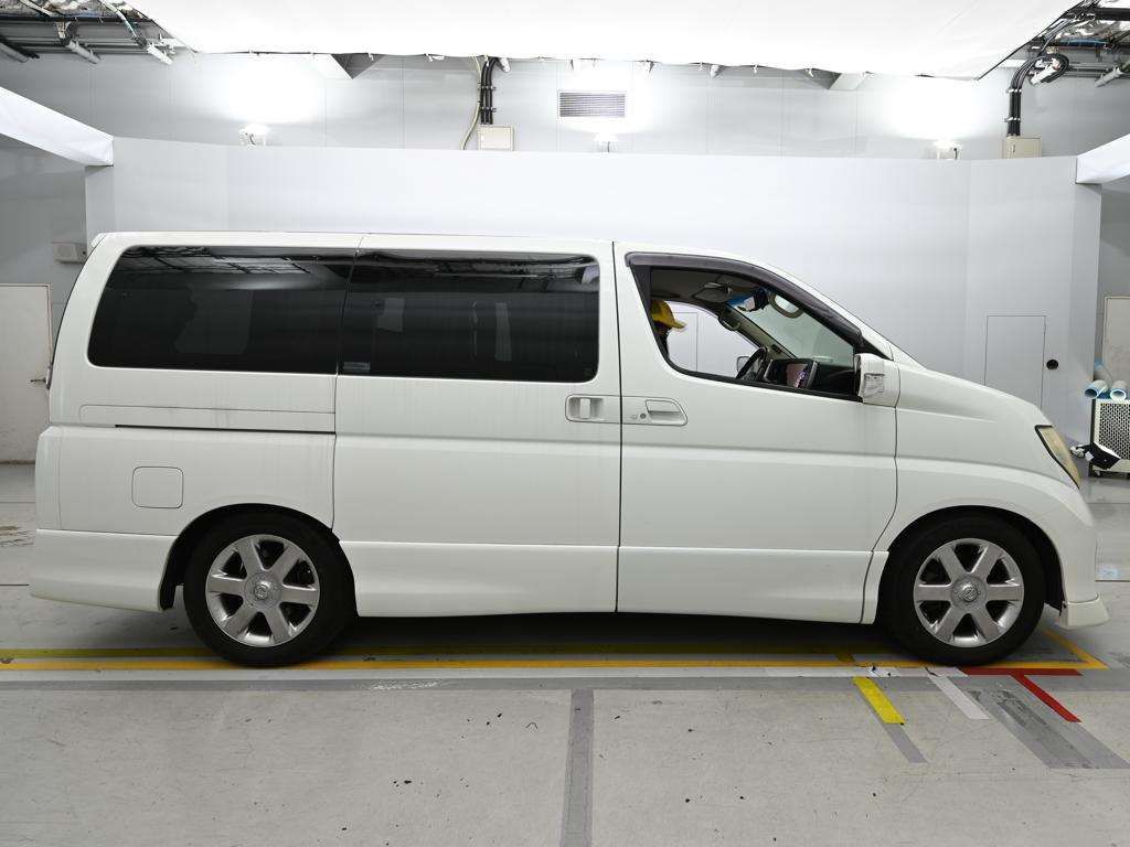 2010 Nissan Elgrand 250HスターBLKレザアバ 4WD auction photo 3