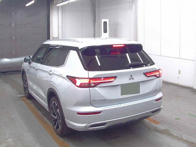 2022 Mitsubishi Outlander PHEV P 4WD auction photo 2