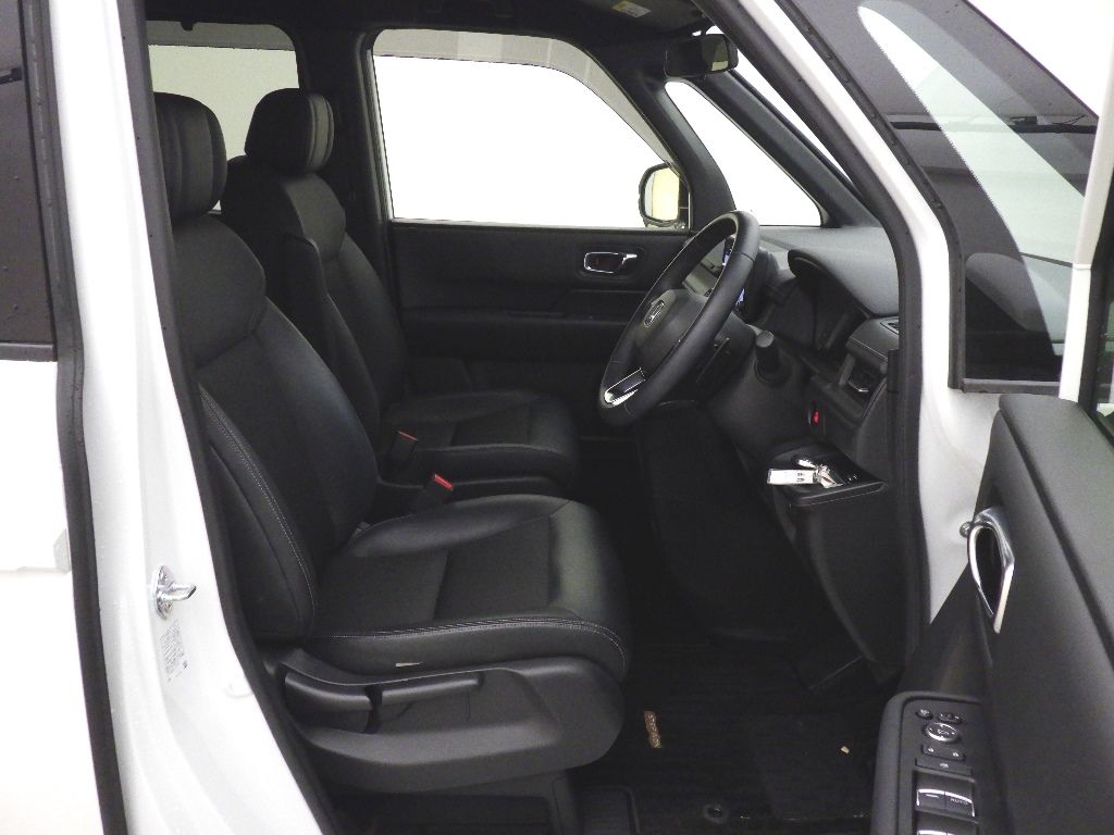 2023 Honda Stepwgn 4WD 7 people auction photo 6