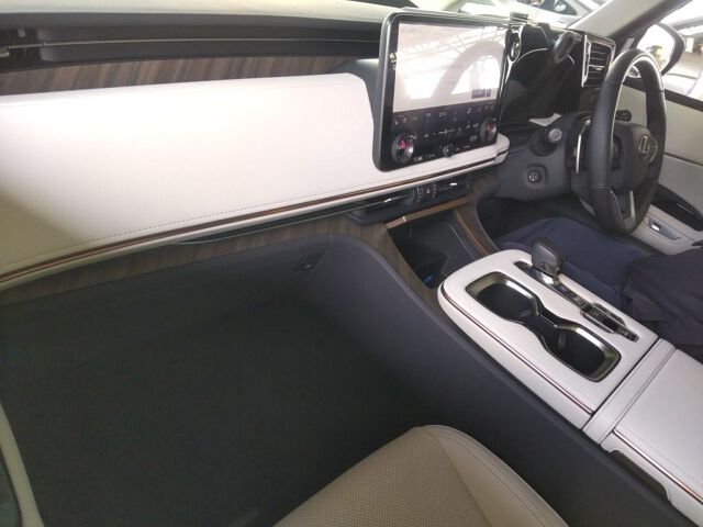 2024 Lexus LM LM500H Version L 4WD auction photo 3