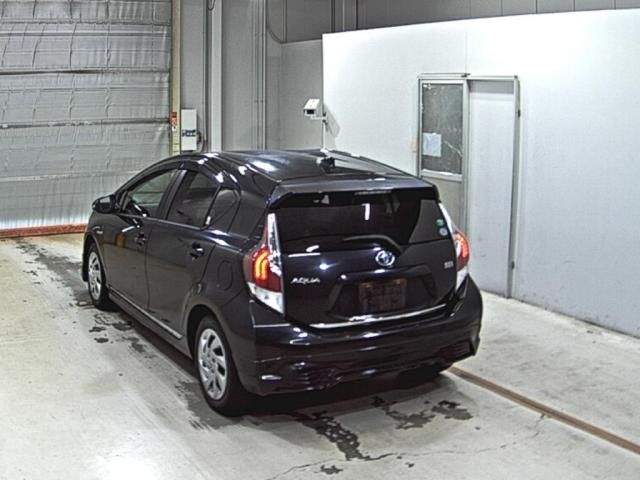 2015 Toyota Aqua S auction photo 2