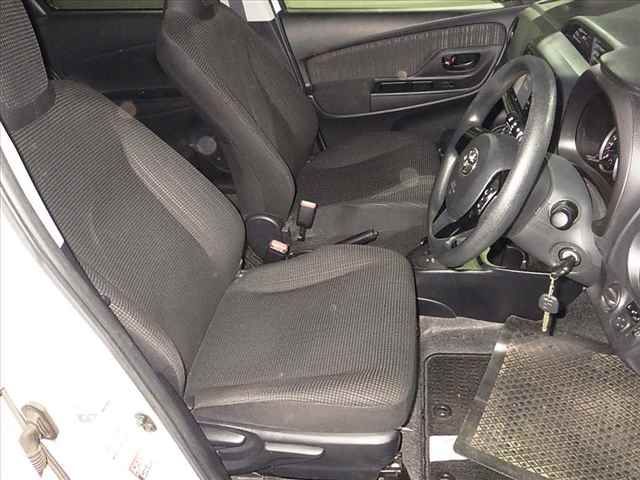 2017 Toyota Vitz F auction photo 9