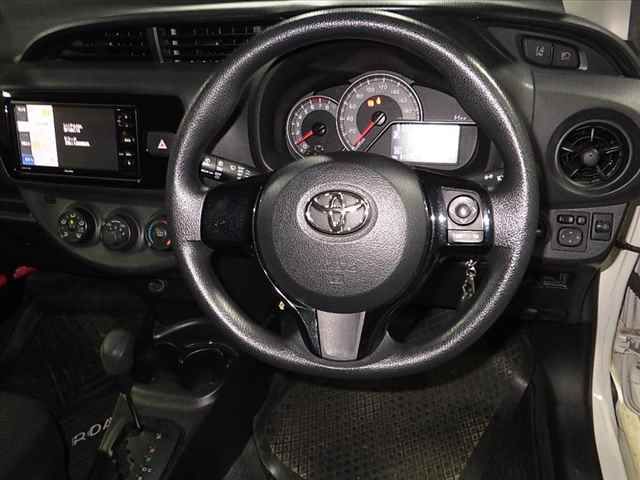 2017 Toyota Vitz F auction photo 8