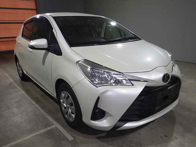 2017 Toyota Vitz F auction photo 3