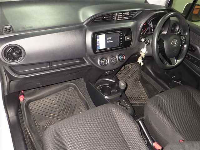2017 Toyota Vitz F auction photo 5