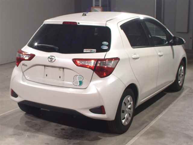 2017 Toyota Vitz F auction photo 2