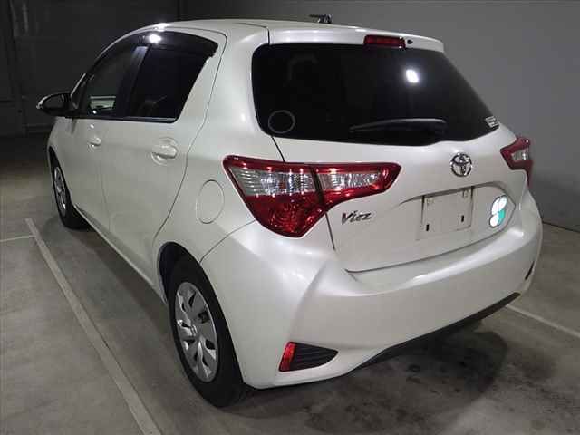2017 Toyota Vitz F auction photo 4