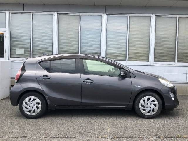 2016 Toyota Aqua S auction photo 2