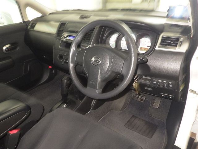 2011 Nissan ティーダラティオ 15B auction photo 3