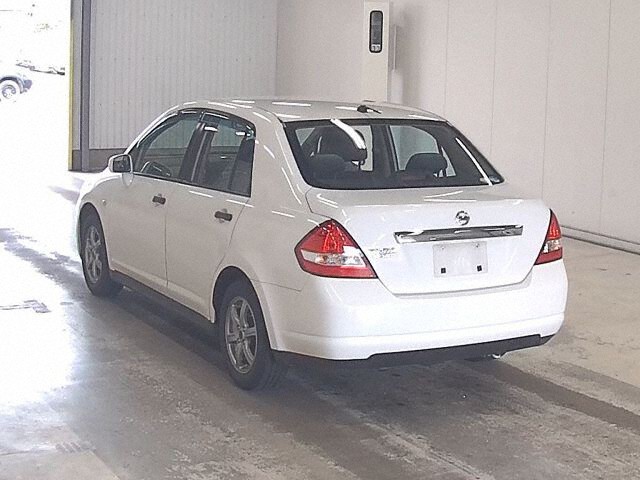 2011 Nissan ティーダラティオ 15B auction photo 2
