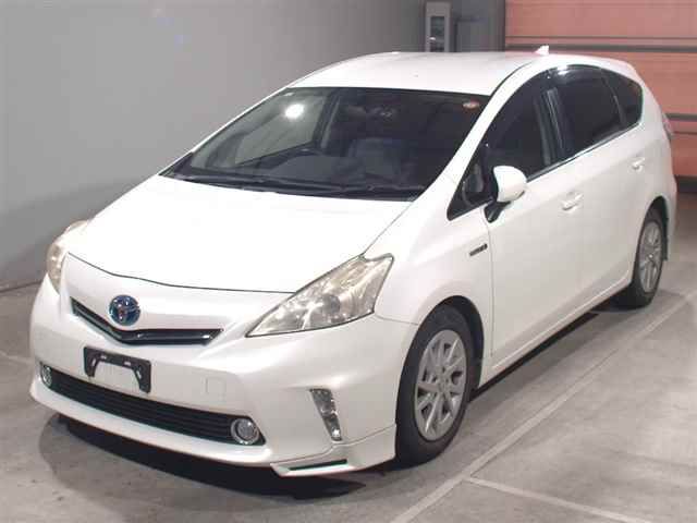2013 Toyota Prius Alpha S Japan auction vehicle