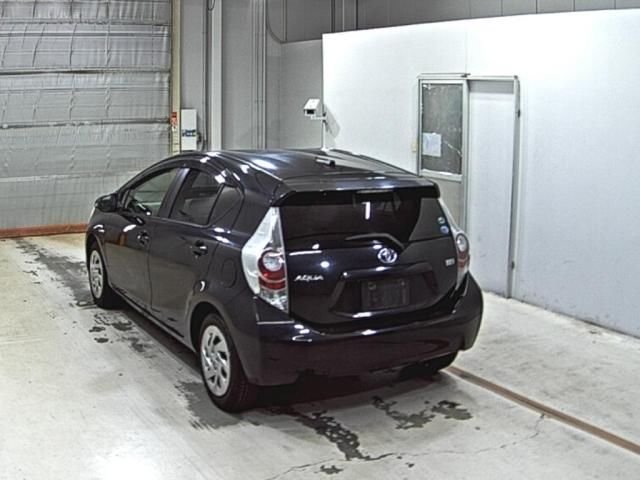 2014 Toyota Aqua S auction photo 2