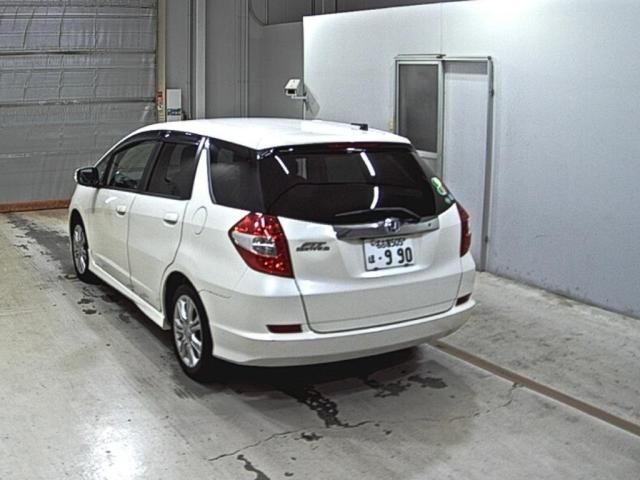 2012 Honda Fit Shuttle 15X L Package auction photo 2