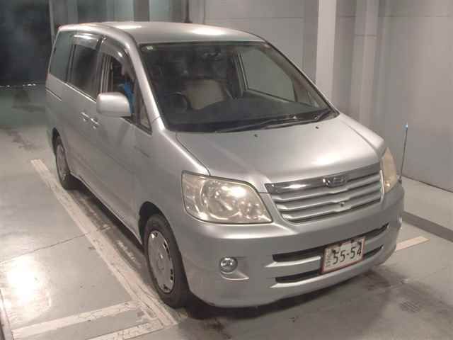 2004 Toyota Noah X Japan auction vehicle