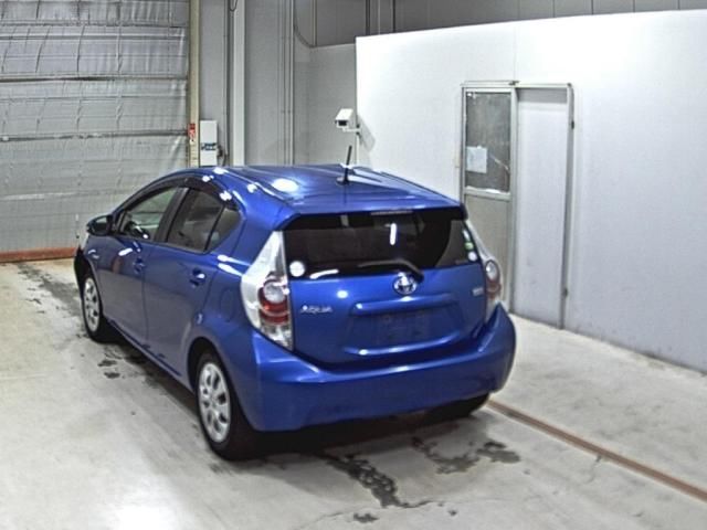 2013 Toyota Aqua S auction photo 2
