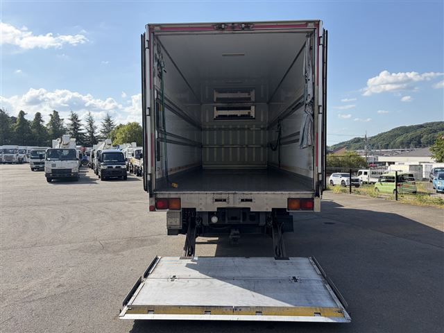 2013 Isuzu Forward Refrigerated and frozen trucks auction photo 4