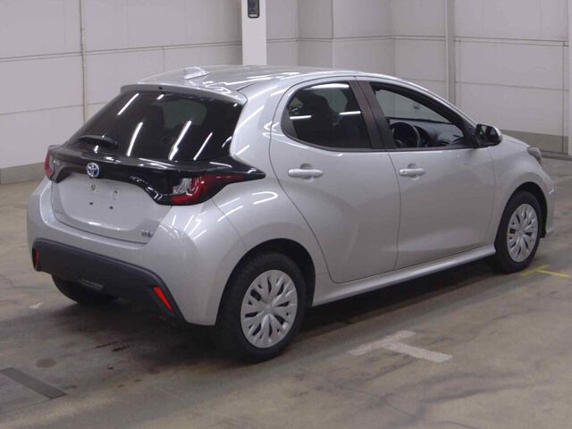 2022 Toyota Yaris ハイブリッドX 4WD auction photo 5