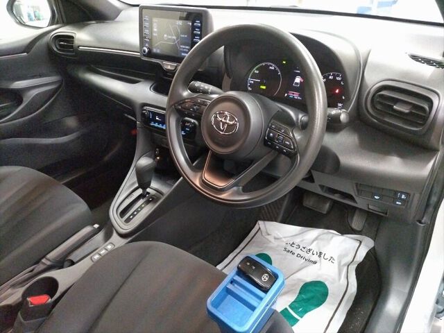 2022 Toyota Yaris ハイブリッドX 4WD auction photo 3