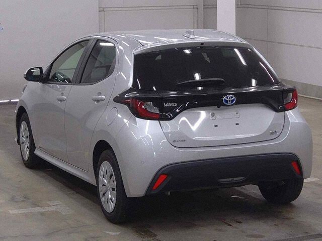 2022 Toyota Yaris ハイブリッドX 4WD auction photo 2