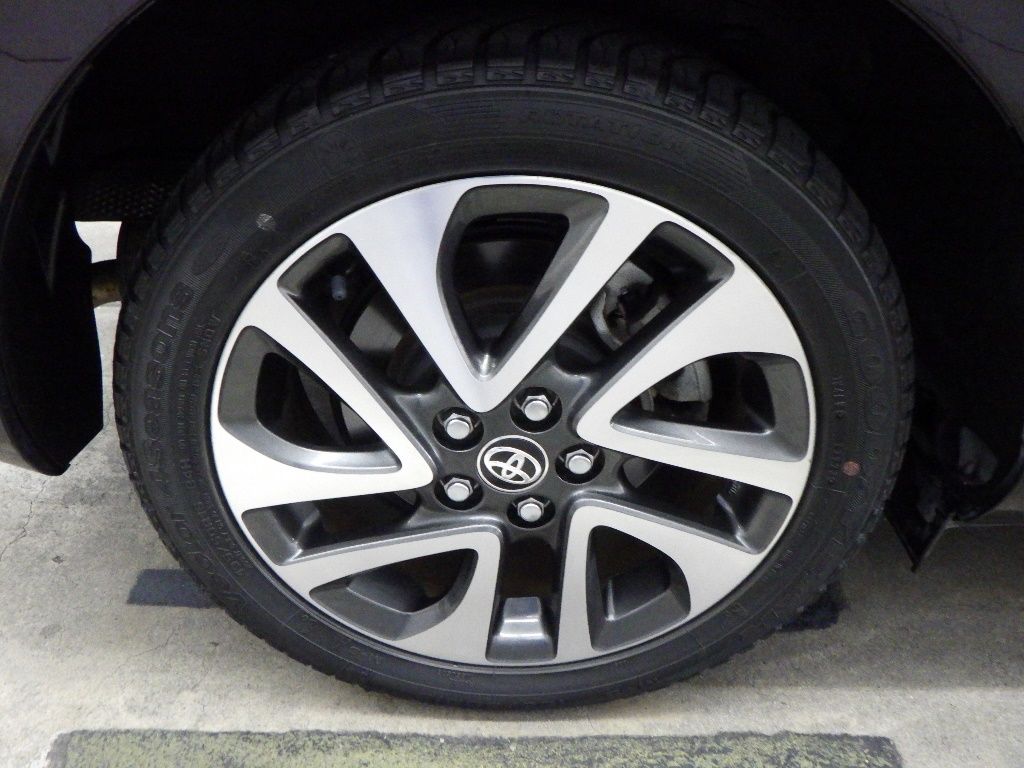 2017 Toyota Sienta ハイブリッドGクエロ auction photo 12