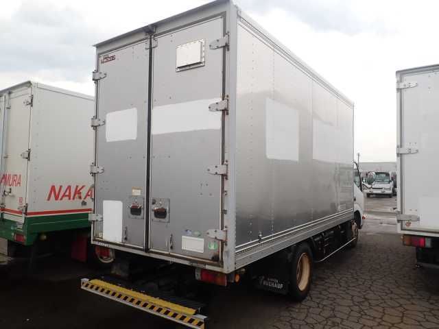 2011 Toyota Dyna 2.0t パネルバン auction photo 2