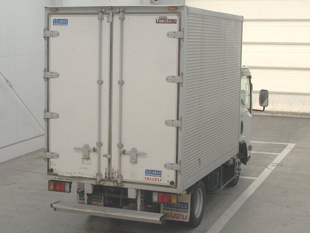 2017 Isuzu Elf Van auction photo 2