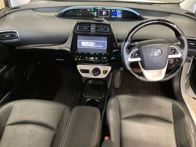2016 Toyota Prius Aツーリングセレクション auction photo 2